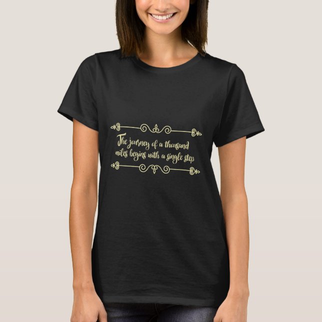 Die Reise beginnt mit einer Single Step Philosophi T-Shirt (Vorderseite)
