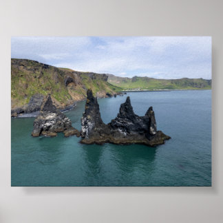Die Reynisdrangar-Felsformationen in Island Poster