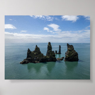 Die Reynisdrangar-Felsformationen in Island Poster
