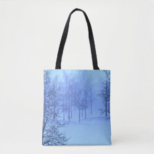 Die Romantik eines mystischen Winterwaldes auf ein Tasche