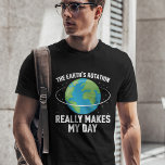 Die Rotation der Erde macht meinen Tag zum Spaß in T-Shirt<br><div class="desc">Dieser lustige Wortpun-T - Shirt zeigt eine schöne Abbildung unseres Planeten mit der Formulierung "Die Erdrotation macht wirklich meinen Tag" in einem weißen All-Caps-Schriftart und macht das perfekte Outfit am Earth Day und jeden Tag,  um das Bewusstsein für den Umweltschutz zu schärfen und unseren Planeten Erde zu ehren.</div>