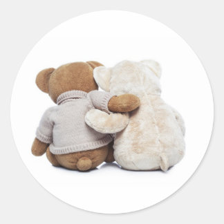 Die Rückseite zweier Teddy-Bären umarmt sich Runder Aufkleber
