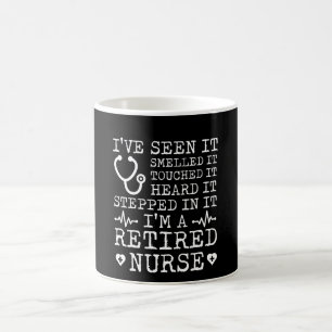 Die Ruhestands-Krankenschwester, die gesehen Kaffeetasse