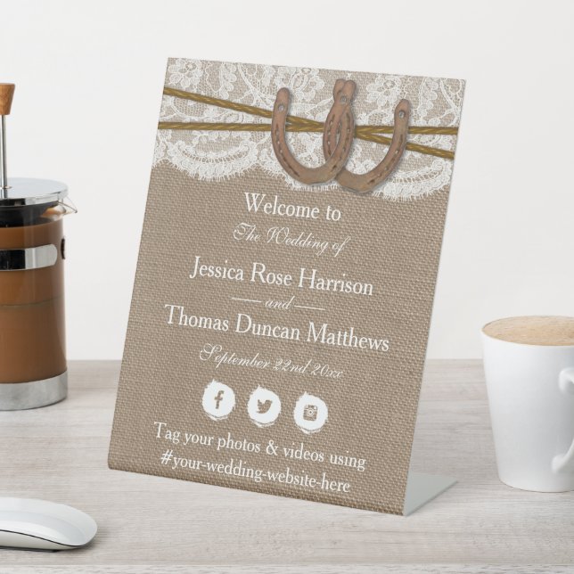 Die rustikale Hochzeitskollektion Horseshoe begrüß Sockelschild (In SItu)