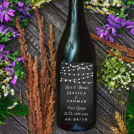 Die Saitenleuchten auf der Chalkboard-Hochzeitssam