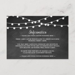 Die Saitenleuchten auf der Chalkboard-Hochzeitssam Begleitkarte