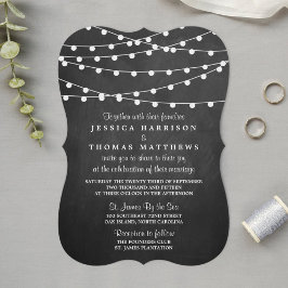 Die Saitenleuchten auf der Chalkboard-Hochzeitssam Einladung