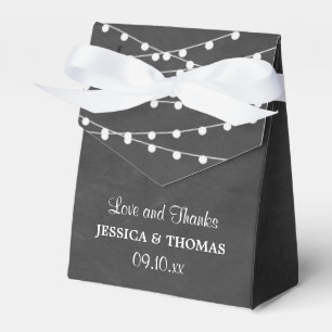 Die Saitenleuchten auf der Chalkboard-Hochzeitssam Geschenkschachtel