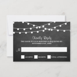 Die Saitenleuchten auf der Chalkboard-Hochzeitssam RSVP Karte