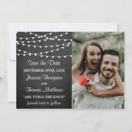 Die Saitenleuchten auf der Chalkboard-Hochzeitssam Save The Date