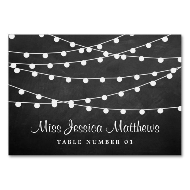 Die Saitenleuchten auf der Chalkboard-Hochzeitssam Tischnummer (Vorderseite)