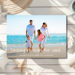 Die Sand Beach Foto-Urlaubskarte lädt zum Verweile Feiertagskarte<br><div class="desc">Diese "Dashing Through the Sand" Ferienkarte ist ein lustiger Weg, Familie und Freunden ein frohes Weihnachtsfest zu wünschen! An der Vorderseite der Karte finden Sie Ihr Lieblings-Beach-Foto, Ihren personalisierten Gruß und Ihre Namen. Die Rückseite der Karte weist ein Sternenmuster auf Aquablau auf.</div>