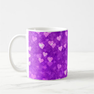 Die scharfen Lichter formen lila Kaffeetasse