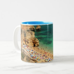 Die schönen Strände der Algarve Zweifarbige Tasse