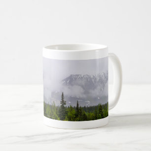 Die Schönheit hinter der Tasse des Wolkenkaffees