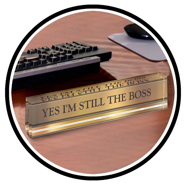 Die Schreibtisch-Führungskraft des Boss Namensplakette (still the boss desk name plate)