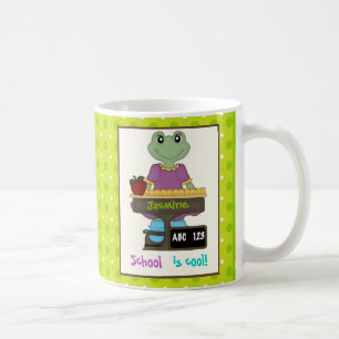 Die Schule ist cool! Frosch an ihrem Schreibtisch Kaffeetasse