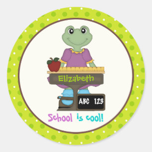 Die Schule ist cool! Frosch an ihrem Schreibtisch Runder Aufkleber