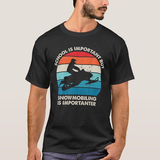 Die Schule ist wichtig, aber das Schneemobil ist w T-Shirt (Vorderseite)