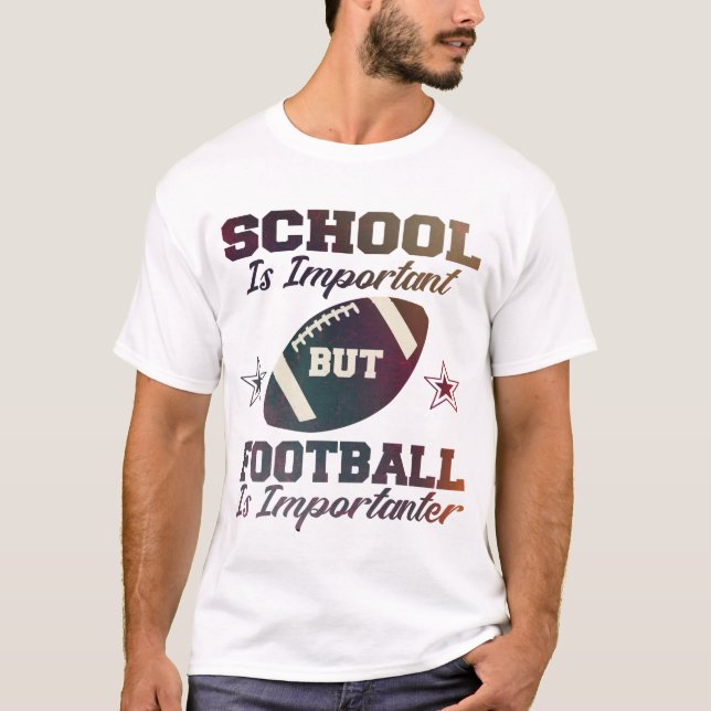 Die Schule ist wichtig, aber Fußball ist wichtig T-Shirt (Vorderseite)