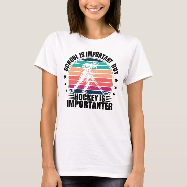 Die Schule ist wichtig, aber Hockey ist wichtig T-Shirt (Vorderseite)