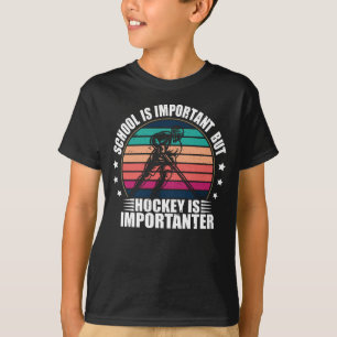 Die Schule ist wichtig, aber Hockey ist wichtig T-Shirt