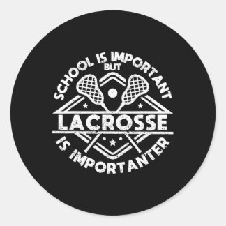 Die Schule ist wichtig, aber Lacrosse ist wichtig Runder Aufkleber