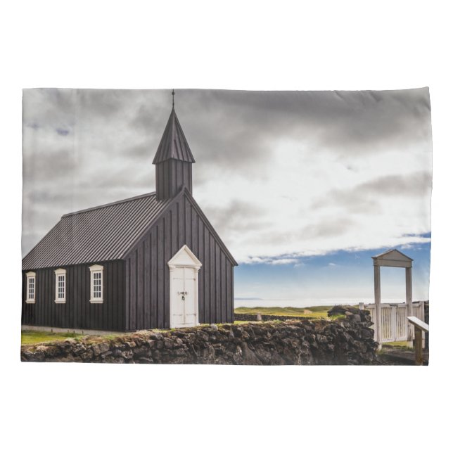 Die Schwarze Kirche Budir, Island Kissenbezug (Rückseite)