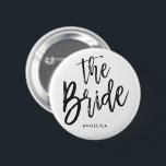 Die schwarze Skript-Art-kundenspezifische Hochzeit Button<br><div class="desc">Wenig etwas für Ihr ultra spezielles die Braut.  
Es kennzeichnet die Wörter "die Braut" in einem eleganten Skriptarttext.  Unter dieses ist eine Stelle für einen individuellen Namen oder Initialen.</div>