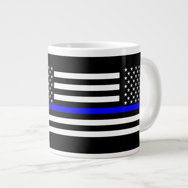 Die schwarze und weiße US-Flagge der Thin Blue Lin Jumbo-Tasse (Vorderseite Rechts)