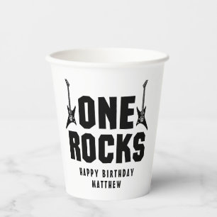 Die schwarzen und weißen Rocks des Jungen 1. Gebur Pappbecher