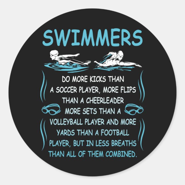 Die Schwimmer spielen mehr als ein Fußballspieler Runder Aufkleber (Vorderseite)