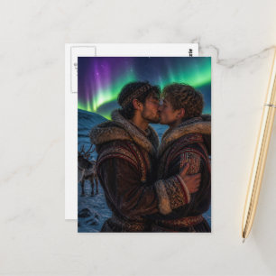 Die schwulen Männer küssen sich unter dem Nordlich Postkarte