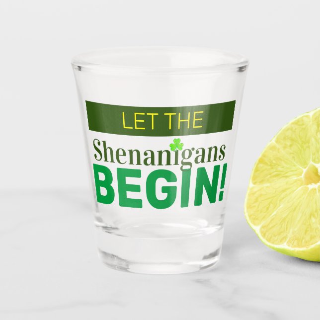 Die Shenanigans ließ mit Schießglas an Schnapsglas (Vorderseite)