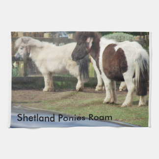 Die Shetlandinseln-Ponys durchstreifen Geschirrtuch