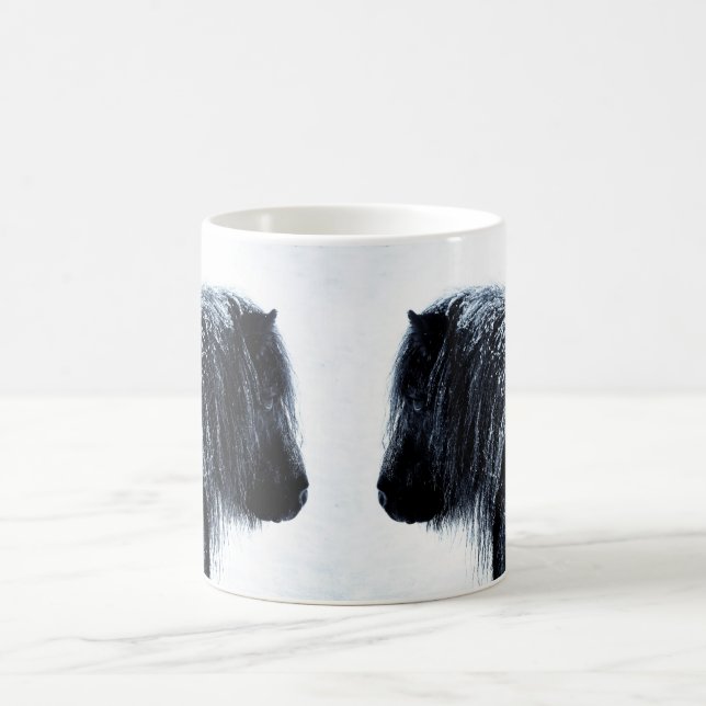Die Shetlandinseln-Ponys in Winter Tasse (Mittel)