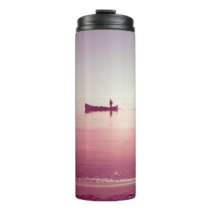 Die Silhouette der Fischer mit dem Schiff im Meer Thermosbecher