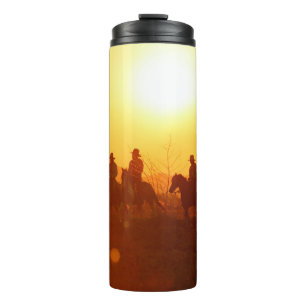 Die Silhouette eines Reiters in Cowboy-Outfit-Kost Thermosbecher