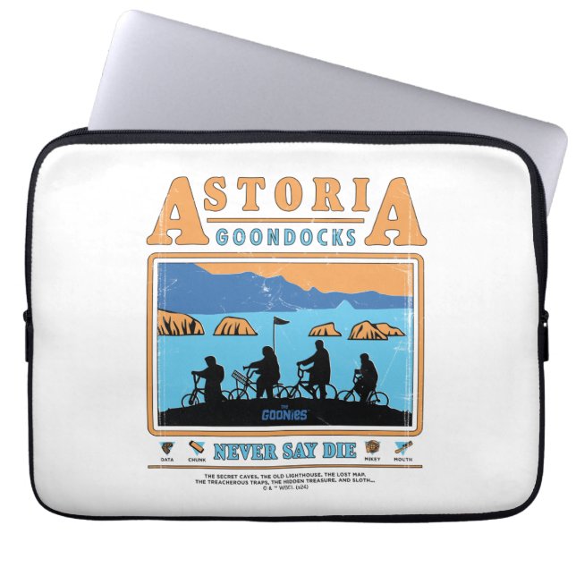 Die Silhouetten der Goonies über Astoria Goondocks Laptopschutzhülle (Vorderseite)