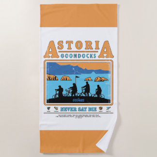 Die Silhouetten der Goonies über Astoria Goondocks Strandtuch