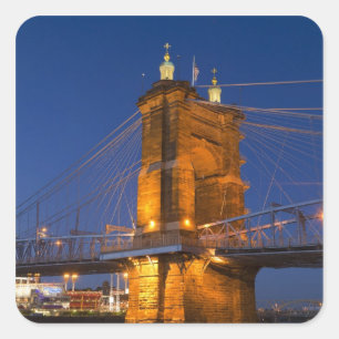 Die Skyline von Cincinnati, Ohio, USA bei Dämmerun Quadratischer Aufkleber
