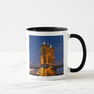 Die Skyline von Cincinnati, Ohio, USA bei Dämmerun Tasse