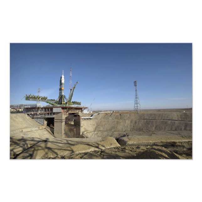 Die Sojus-Rakete wird in Position 2 errichtet Fotodruck (Vorne)