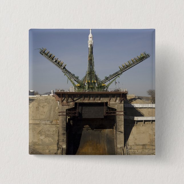 Die Sojus-Rakete wird in Position 3 errichtet Button (Vorderseite)