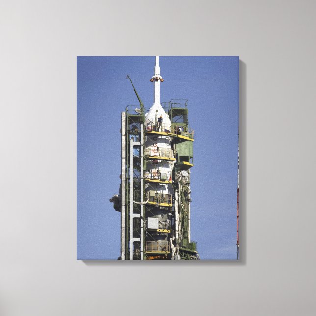 Die Sojus-Rakete wird in Position 3 errichtet Leinwanddruck (Vorderseite)