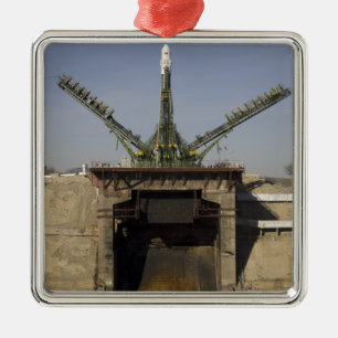 Die Sojus-Rakete wird in Position 3 errichtet Ornament Aus Metall