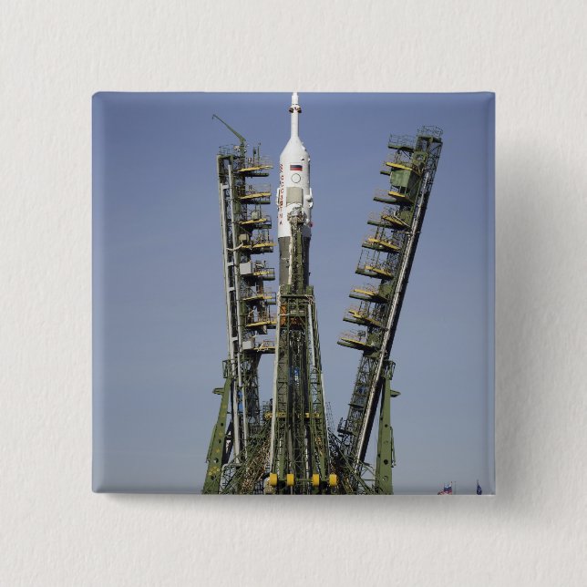 Die Sojus-Rakete wird in Position 4 errichtet Button (Vorderseite)