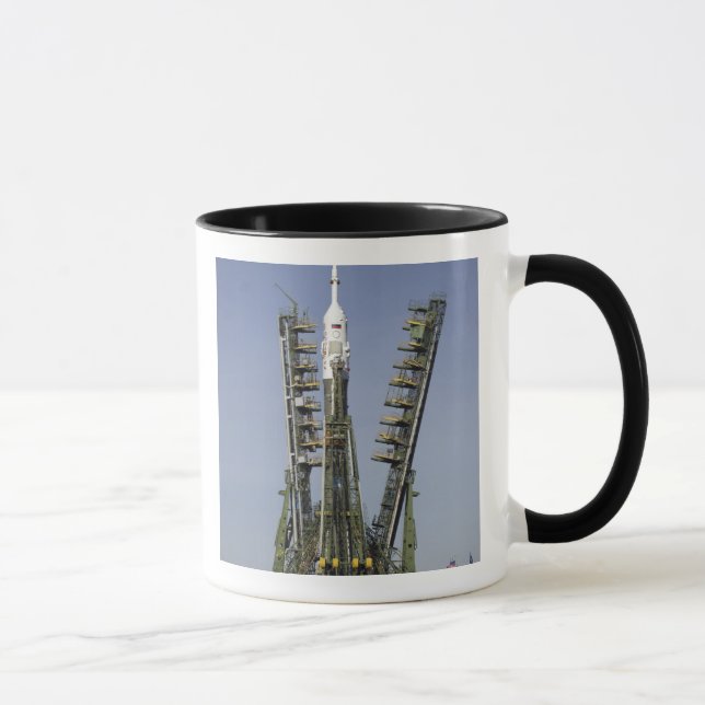 Die Sojus-Rakete wird in Position 4 errichtet Tasse (Rechts)