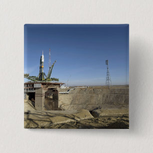 Die Sojus-Rakete wird in Position 5 errichtet Button