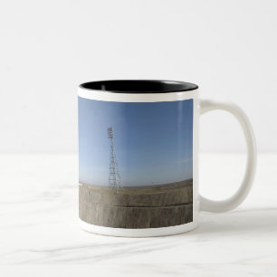Die Sojus-Rakete wird in Position 5 errichtet Zweifarbige Tasse